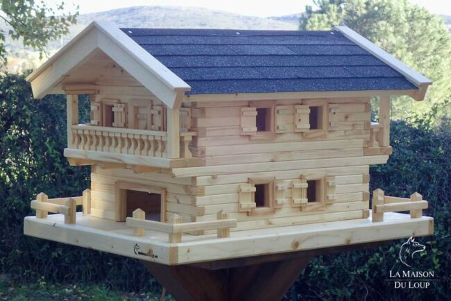 Image d'une maison d'oiseaux en bois massif.